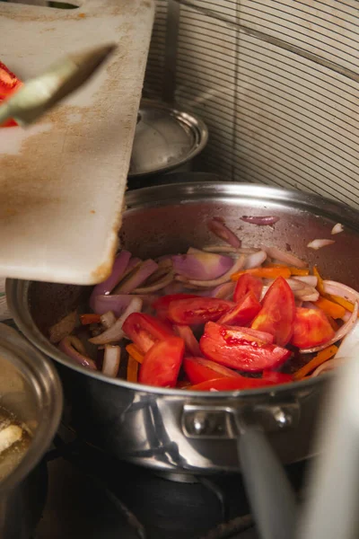 Svislý Záběr Ruky Přidání Ingrediencí Hrnce Smažení — Stock fotografie