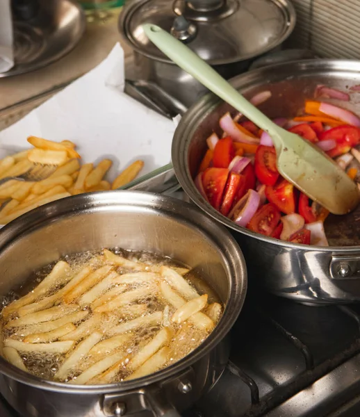 Vertikální Záběr Hrnce Plného Hranolek Smažených Oleji Vedle Dalších Ingrediencí — Stock fotografie