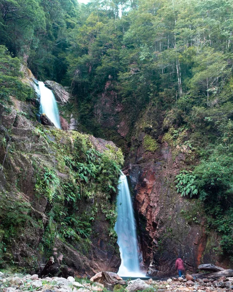 Ein Schuss Wasserfall Mit Doppeltem Fall Straßenrand — Stockfoto