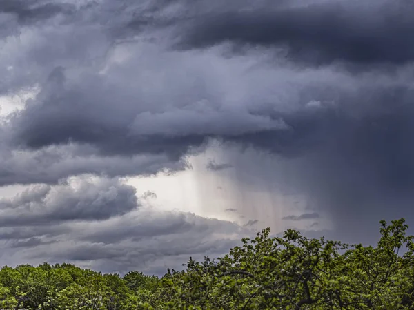 Dramatisk Aftonhimmel Före Regnskuren — Stockfoto