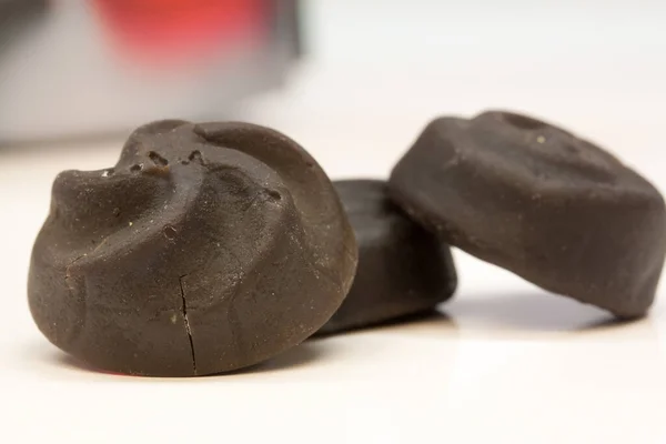 Primer Plano Sabrosos Caramelos Chocolate Sobre Fondo Borroso — Foto de Stock
