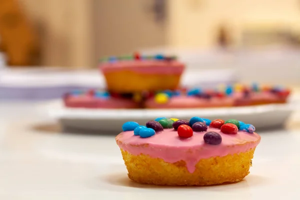 Primo Piano Biscotti Cioccolato Fatti Casa Decorati Con Caramelle Multicolori — Foto Stock