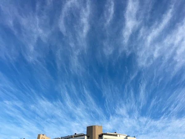 Lindo Céu Azul Brilhante Com Raias Nuvens — Fotografia de Stock