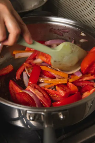 Vertikální Záběr Ruční Míchání Ingrediencí Smažení Hrnci — Stock fotografie