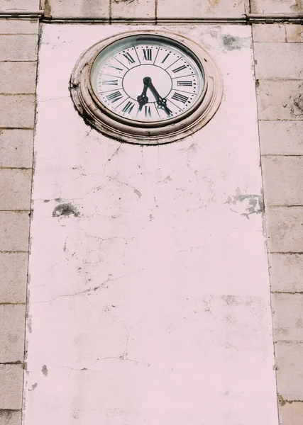 Egy Függőleges Felvétel Egy Óráról Kőfalon — Stock Fotó