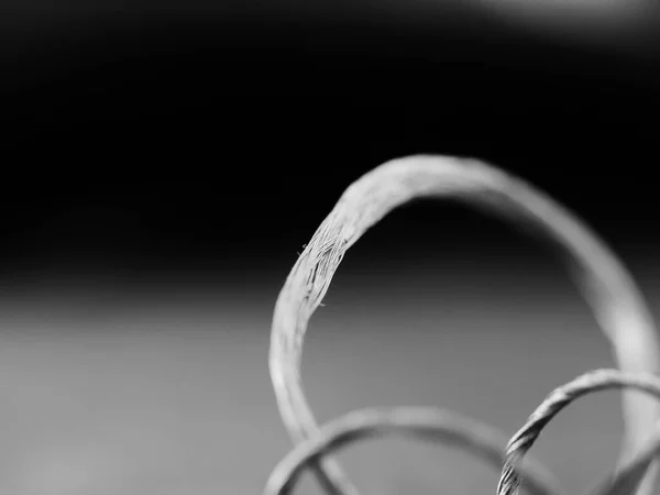 模糊背景下的金属电缆细丝的戏剧性灰度 — 图库照片
