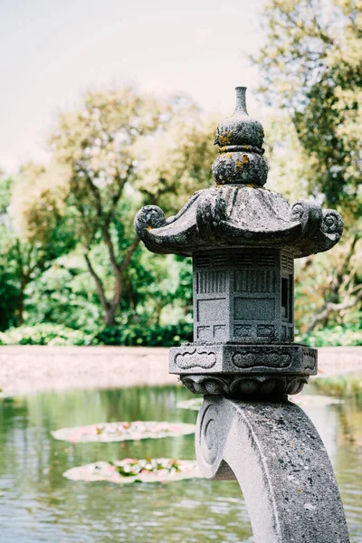 池の近くの石灯籠の垂直ショット — ストック写真