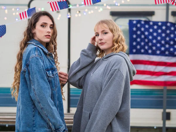 Twee Blonde Blanke Vrouwen Poseren Met Amerikaanse Vlaggen — Stockfoto