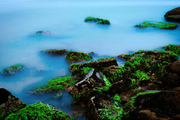 Ein See Mit Langer Sicht Umgeben Von Felsen Die Einem — Stockfoto