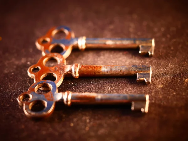 Detailní Záběr Rezavých Klíčů Pro Dveře Starém Papírovém Pozadí — Stock fotografie