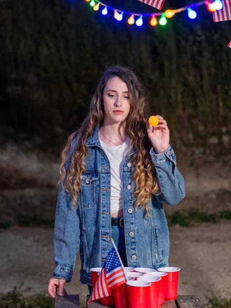 Tiro Vertical Jovem Loira Fêmea Jogando Cerveja Pong — Fotografia de Stock