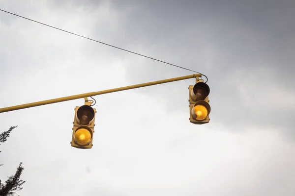 Een Lage Hoek Opname Van Verkeerslichten Toont Gele Kleur Tegen — Stockfoto