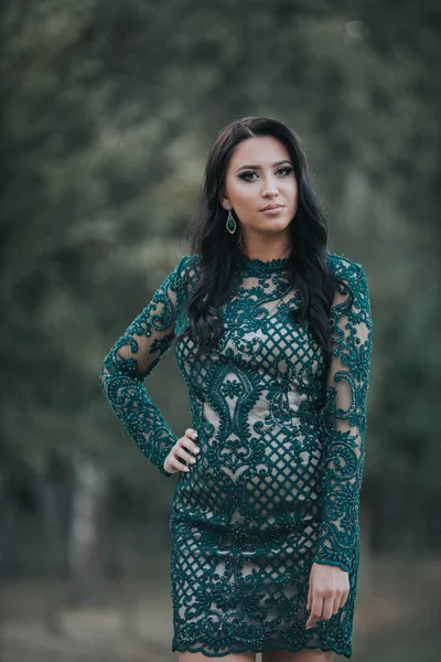 Colpo Verticale Una Femmina Caucasica Abito Elegante Verde Contro Alberi — Foto Stock