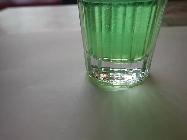 Closeup Shot Sparkling Water Green Glass Table — Stock Photo, Image