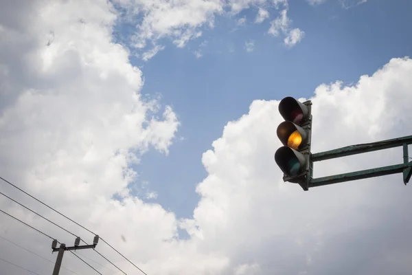 Een Lage Hoek Opname Van Verkeerslichten Toont Gele Kleur Tegen — Stockfoto