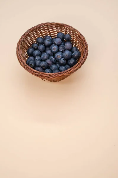 Eine Nahaufnahme Von Blaubeeren Einem Korb — Stockfoto