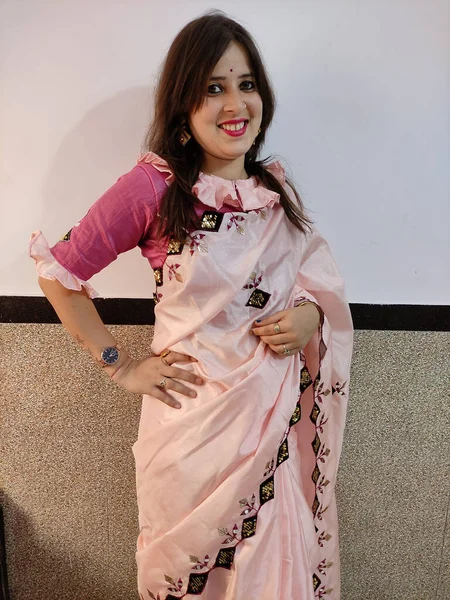 Una Giovane Donna Dell Asia Meridionale Posa Sari Tradizionale Rosa — Foto Stock