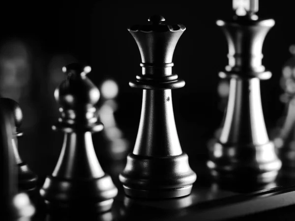 一个戏剧性的灰色比例的国际象棋人物在黑暗中闪烁着光芒 — 图库照片