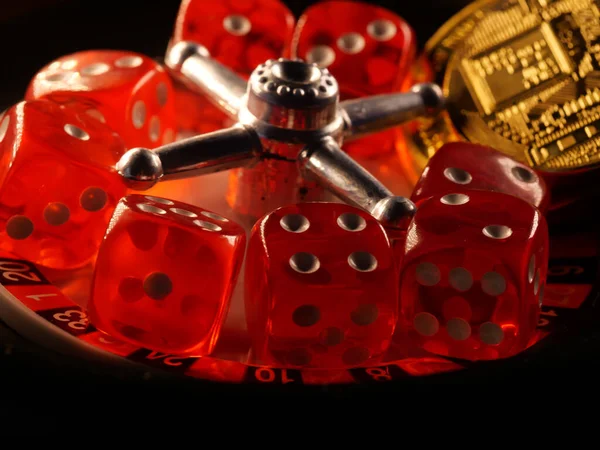 Egy Közeli Felvétel Arany Póker Zsetonokról Kockákról Luxus Rulett Asztalnál — Stock Fotó