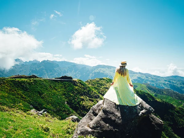 Sarı Ceketli Genç Bir Kadın Bir Kayanın Tepesinde Dağların Manzarasının — Stok fotoğraf