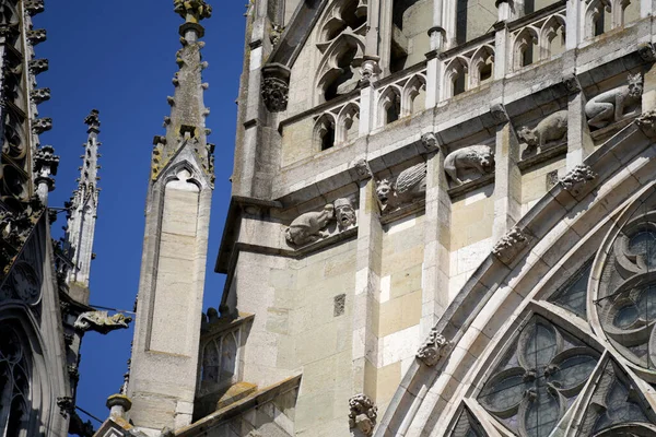 Low Angle Shot Splendid Building Carvings Sculptures — Φωτογραφία Αρχείου