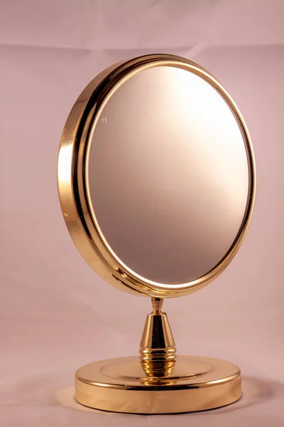 Espejo Dorado Aislado Sobre Fondo Rosa —  Fotos de Stock
