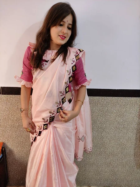 Een Jonge Zuid Aziatische Vrouw Poseren Een Roze Traditionele Sari — Stockfoto