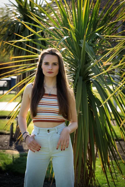 Retrato Una Joven Morena Parada Cerca Una Palmera Parque Día —  Fotos de Stock