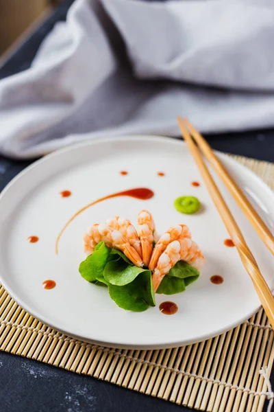 Colpo Angolo Alto Deliziosi Gamberetti Giapponesi Con Wasabi Con Salsa — Foto Stock