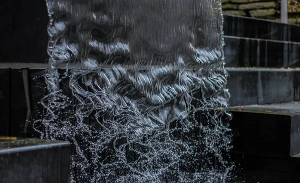 Die Schönen Wellen Die Sich Auf Wasserfalldüsen Gebildet Haben — Stockfoto