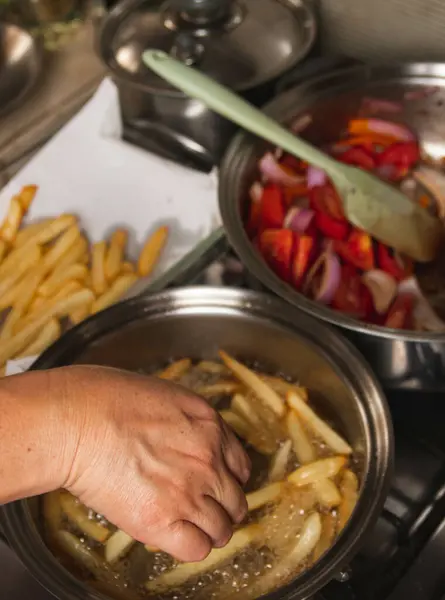 Tiro Vertical Uma Mão Tirando Batatas Fritas Panela Cheia Óleo — Fotografia de Stock