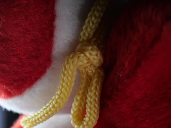 Крупним Планом Знімок Жовтої Тканинної Мотузки Червоній Тканині — стокове фото