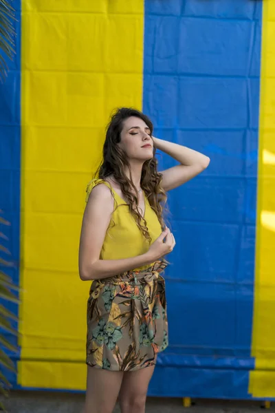 Uma Jovem Fêmea Atraente Vestido Verão Posando Câmera Parque — Fotografia de Stock