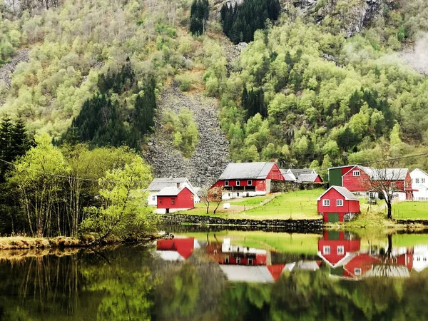 Krásná Krajina Červenými Chalupami Jezera Norsku — Stock fotografie