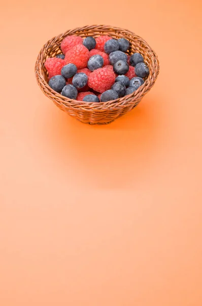 Closeup Shot Blueberries Raspberries Basket — Stock Photo, Image