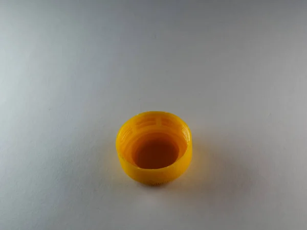 Zbliżenie Żółtego Plastikowego Wieczka Szarej Powierzchni — Zdjęcie stockowe