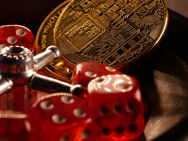Lüks Rulet Masasında Yakın Plan Altın Poker Fişleri Zarlar — Stok fotoğraf