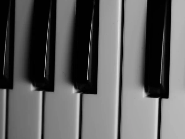 Eine Dramatische Graustufenaufnahme Der Klaviertasten Perfekt Für Tapeten — Stockfoto