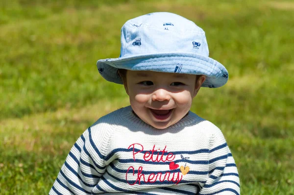 Tiro Close Menino Bonito Feliz Chapéu Sentado Uma Grama — Fotografia de Stock