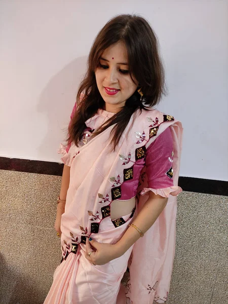 Young South Asian Female Posing Pink Traditional Sari — ストック写真