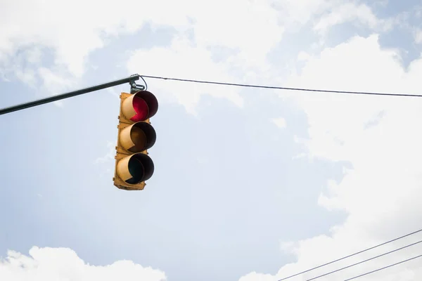 Una Toma Bajo Ángulo Los Semáforos Mostrando Color Rojo Contra —  Fotos de Stock