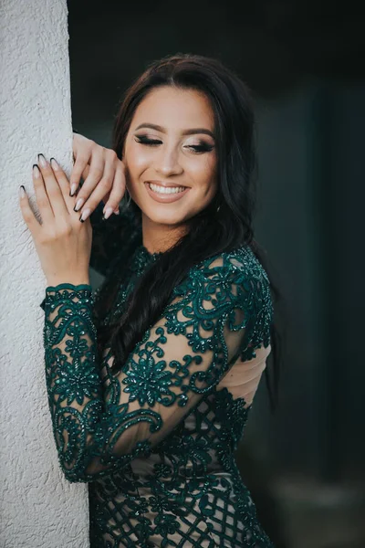 Retrato Una Hembra Caucásica Sonriente Con Vestido Verde Elegante Apoyado —  Fotos de Stock