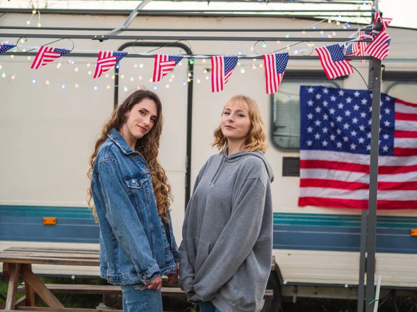 Twee Blonde Blanke Vrouwen Poseren Met Amerikaanse Vlaggen — Stockfoto