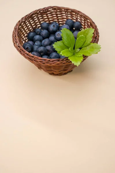 Closeup Shot Blueberries Basket Beige Background — Stock Photo, Image