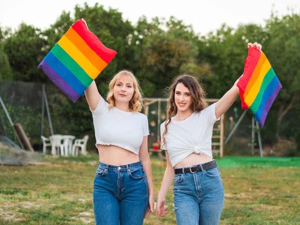 Twee Jonge Blanke Vrouwen Met Lgbt Vlaggen — Stockfoto