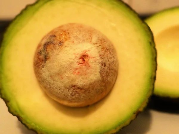 Een Close Van Een Gesneden Avocado Zijn Zaad — Stockfoto