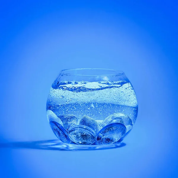 Close Pequeno Aquário Cheio Água Com Cristais Nele Contra Fundo — Fotografia de Stock