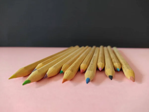 Closeup Colored Pencils Zigzag Composition Pink Surface — Stockfoto