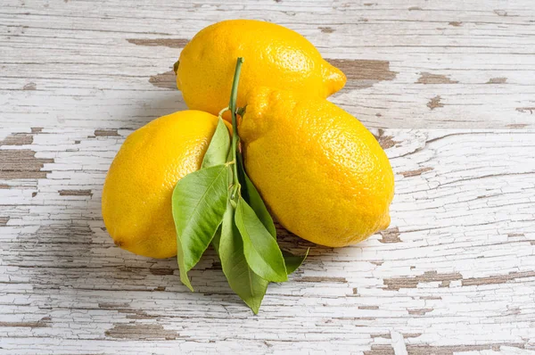 Primer Plano Tres Limones Con Hojas Sobre Oleaje Madera — Foto de Stock