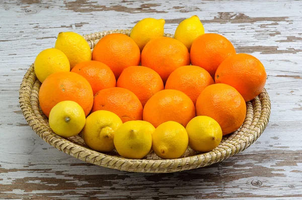 Eine Nahaufnahme Von Zitronen Und Orangen Einem Weidenkorb Auf Einer — Stockfoto